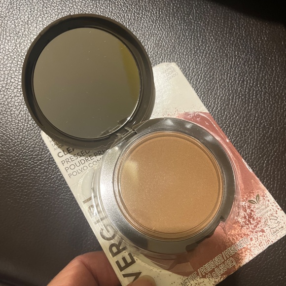 Covergirl Clean Invisible Pressed Powder for dark skin, 180 Golden Caramel - Picture 7 of 10